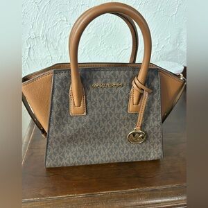 Michael Kors Avril Small Signature purse New Without Tags 2 shades of Brown